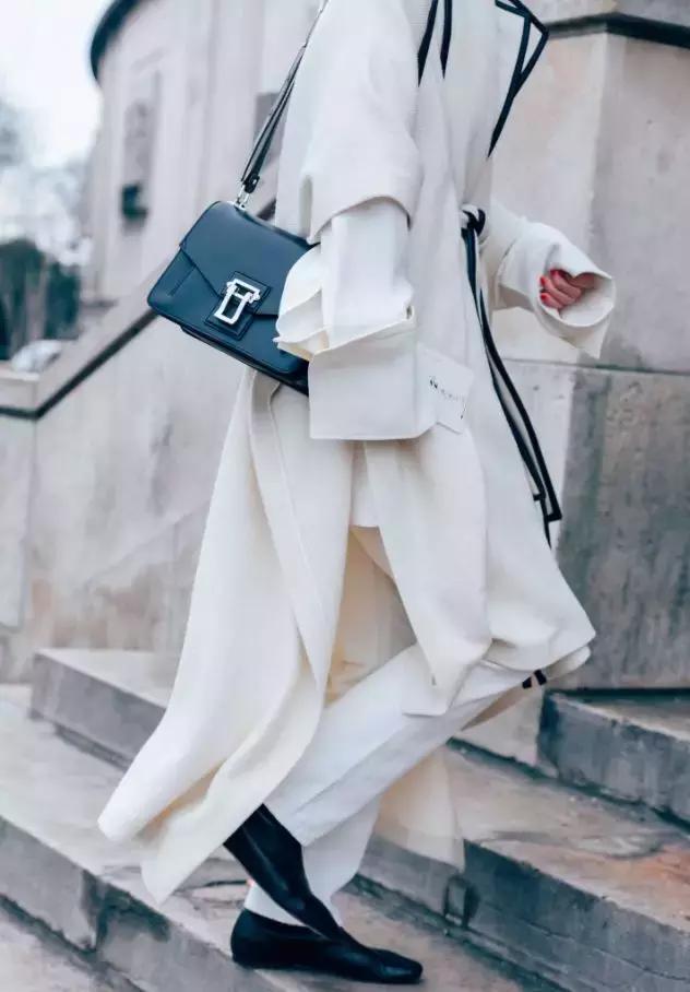 黑色呢子大衣粘毛起球处理多少钱,大衣粘毛怎么办教你一招巧除毛絮