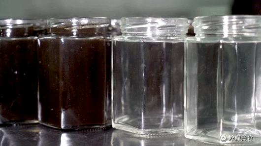 74岁的他，把一半的人生交给了这碗「黑暗甜品」