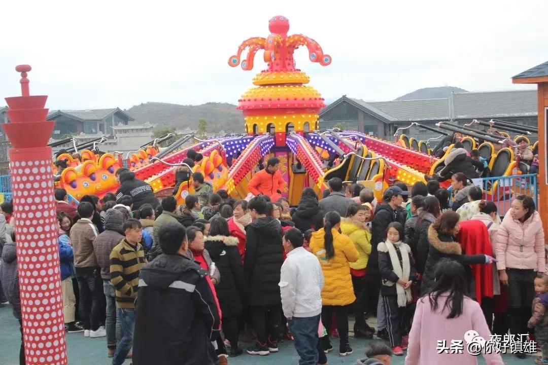 请给孩子们一个幸福的童年,镇雄人送娃娃上学