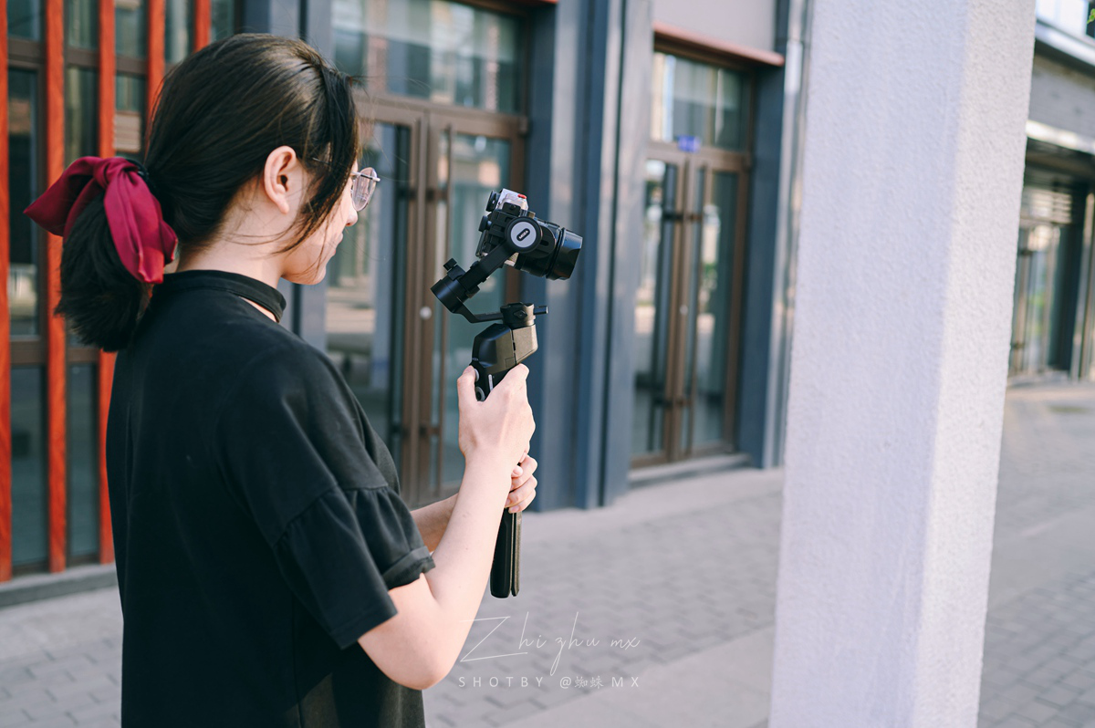 “跨界级”专业防抖，手机和微单都可用，普通人的视频“法宝”