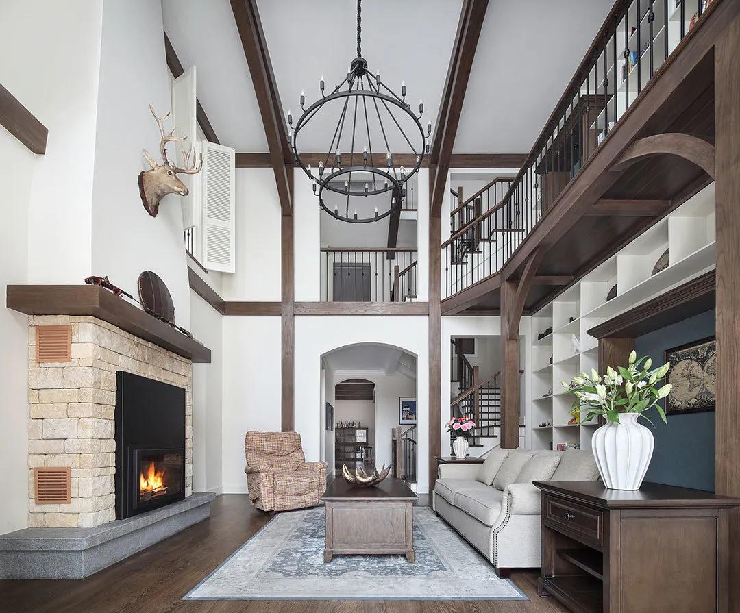 也要给家里装个壁炉！取代电视墙又能冬日围坐取暖，提升家居质感