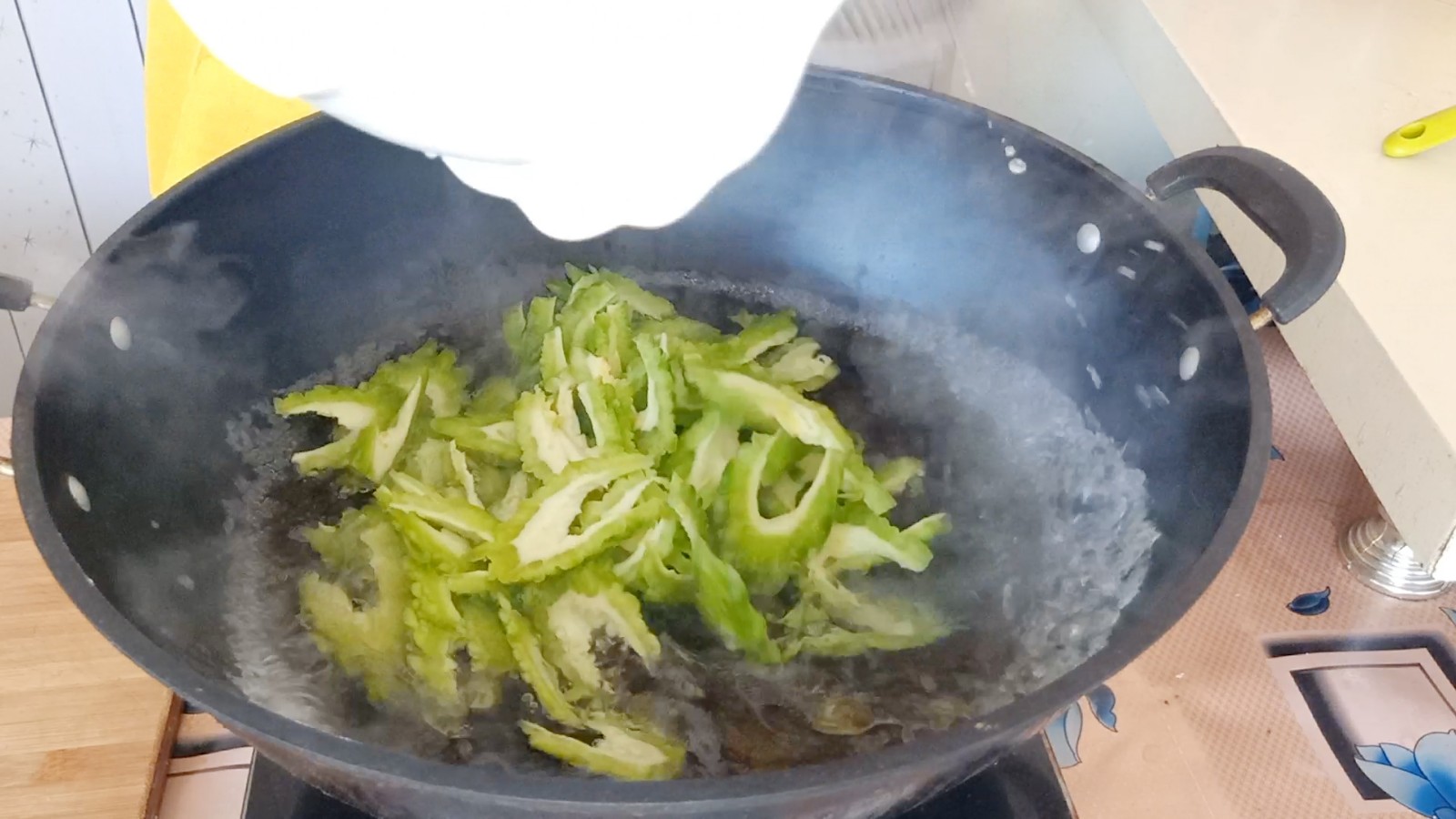 凉拌苦瓜怎么做才不苦又好吃,最简单凉拌苦瓜的最佳做法