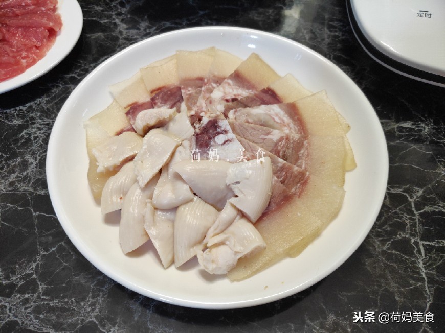 家庭自制小火锅吃起来,小两口在家自己做火锅