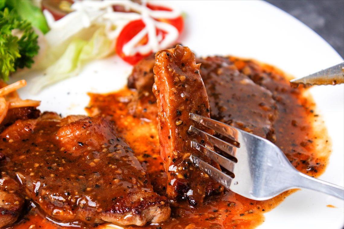 西餐厅给一杯柠檬水是干嘛的,吃西餐为什么上一杯白开水