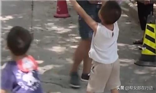 男孩被家长拿棍子抽打,8岁男孩被爸爸在阳台抽打