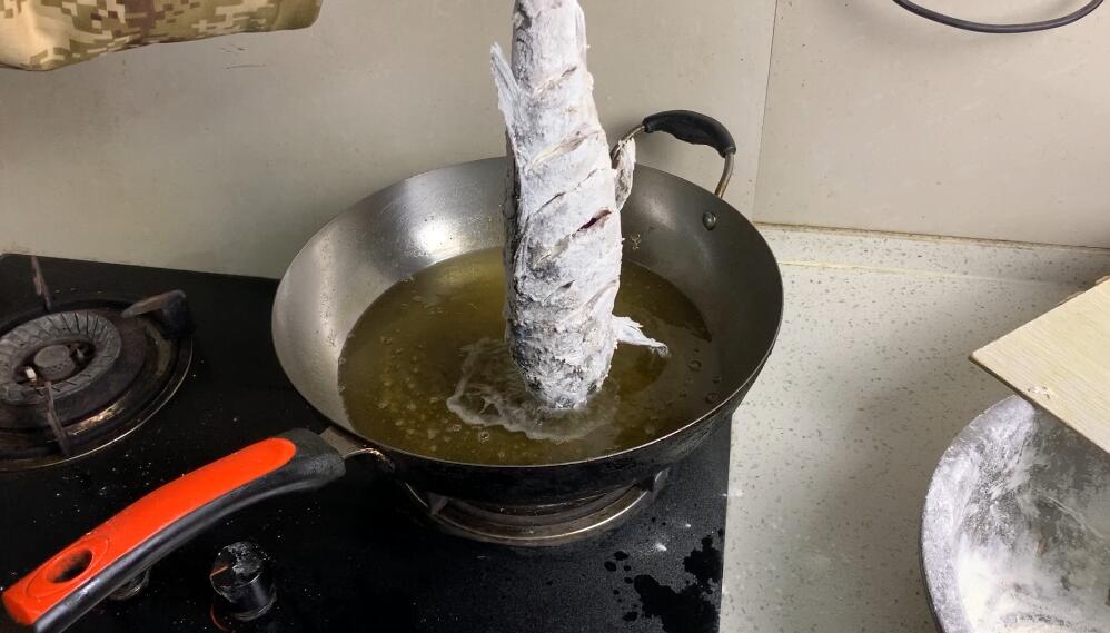 炸过的鱼怎么炖骨头酥软,炸过的鱼怎么炖好喝又营养丰富