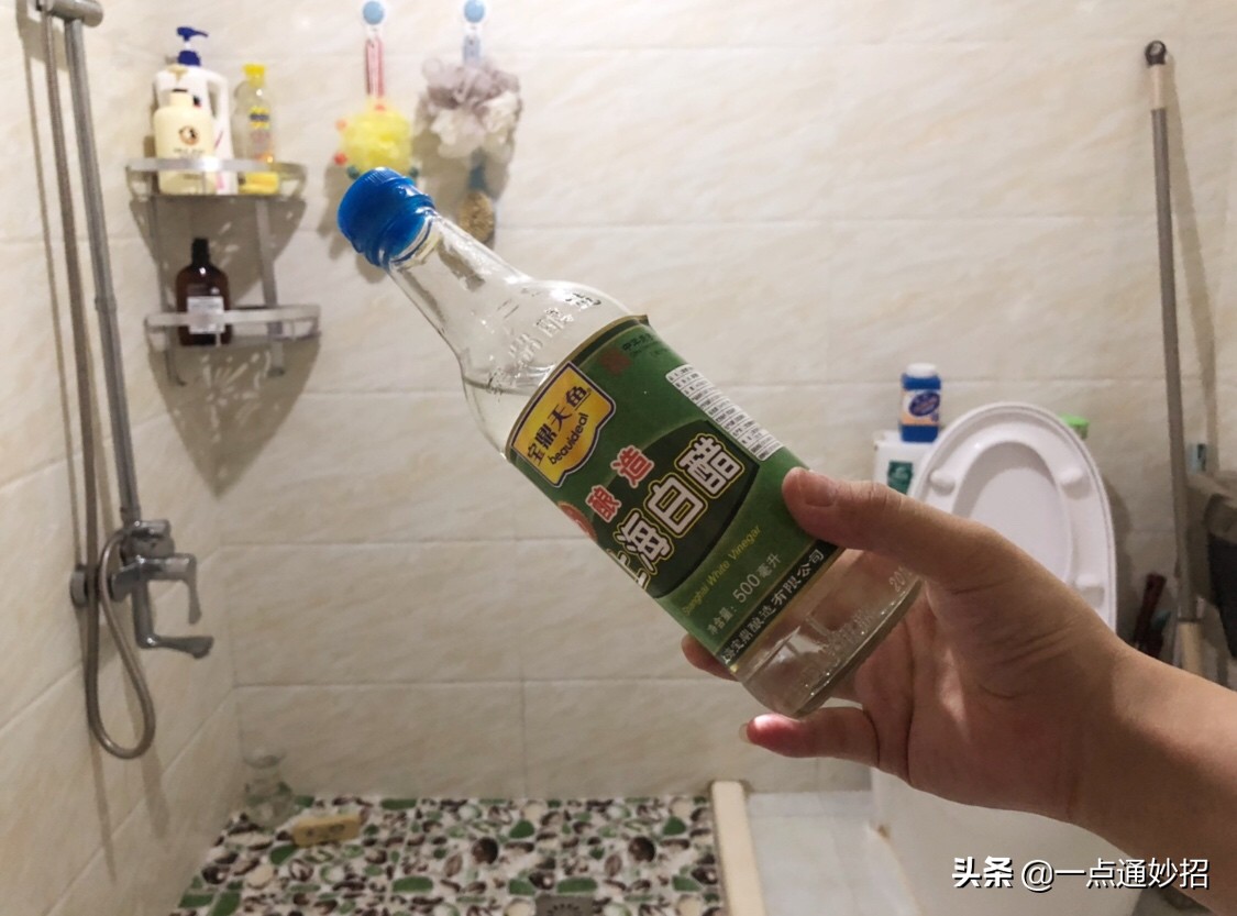 卫生间里放一把盐有什么好处,白醋在卫生间的妙用