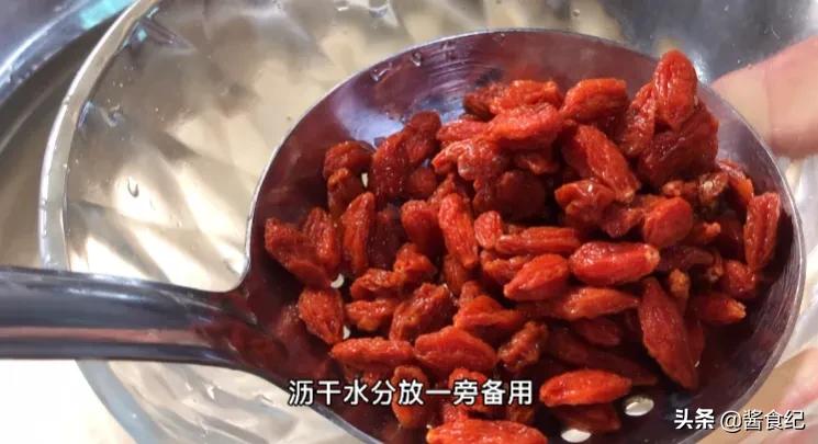 鸡蛋核桃枸杞一起吃有什么好处,枸杞加鸡蛋生姜对男人有什么好处