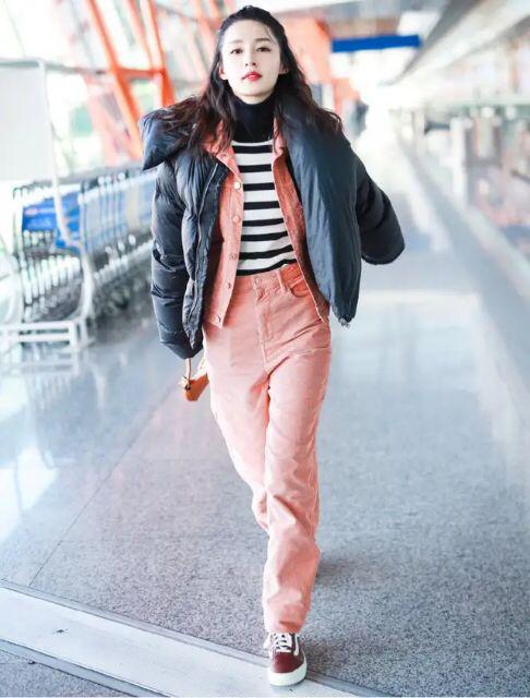 李沁穿搭粉色羽绒服秋冬,李沁穿羽绒服长款