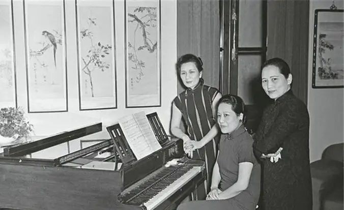 毛主席逝世追悼会上,举国致哀站立吊唁,为何有一人会坐着参加?