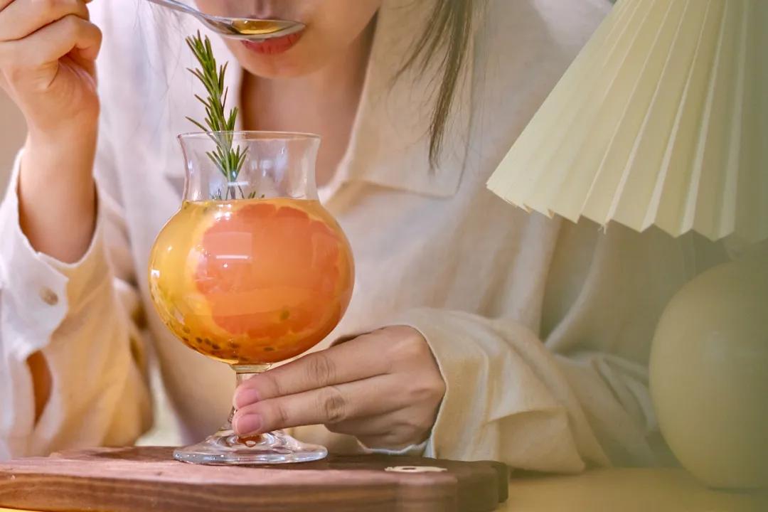 一个女人在家喝果酒,女孩子可以喝自己做的果酒吗