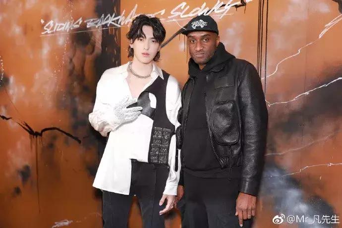 杨幂代言fanbeauty,杨幂同款迪奥冲锋衣