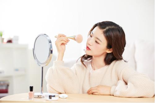 缺水皮肤怎么上妆不浮粉,秋冬底妆防卡粉浮粉化妆技巧