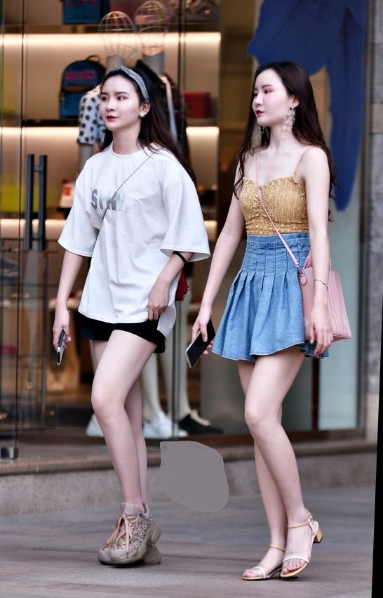 同穿短裤出街，匡威小姐姐却不及闺蜜抢镜，胜在穿了双“淑女鞋”