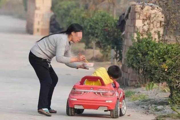 孩子不爱吃饭家长追着喂,孩子不爱吃饭怎么办李玫瑾