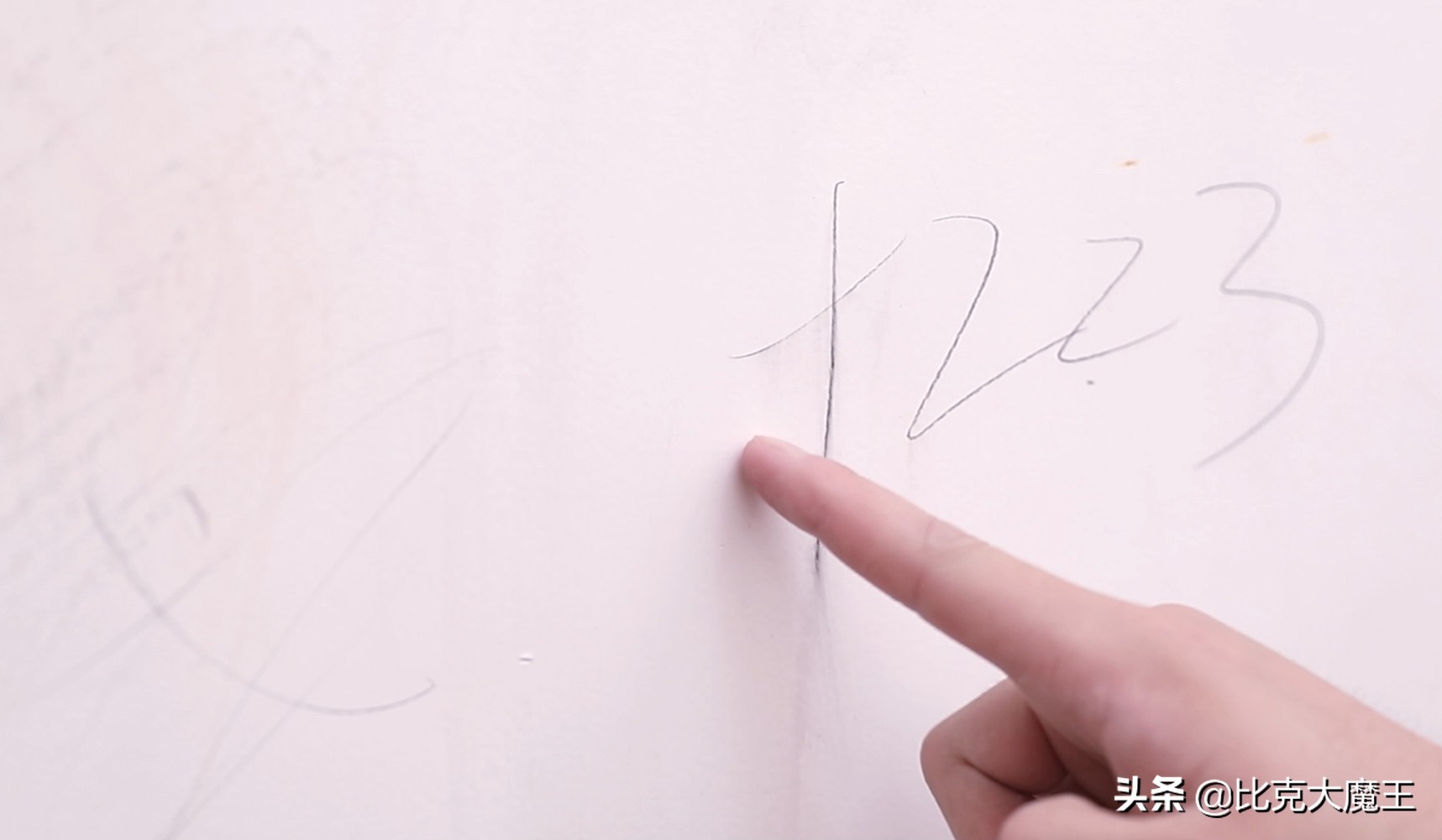 白墙脏了不用重新刷，墙壁上抹一点，简单擦一擦就干净，省力省事