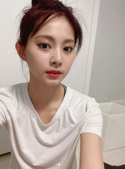 周子瑜红发舞台妆,周子瑜戴帽子舞蹈直拍