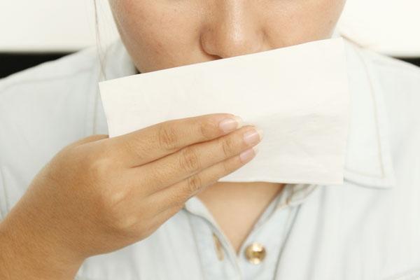 咽喉有痰胸口堵是什么原因,早上起床咽喉有黄痰是什么原因