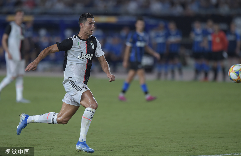 足球一对一突破动作,足球单脚带球训练视频