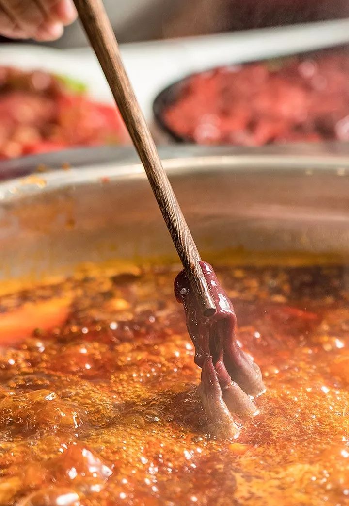 重庆的串串凭着份量实在的资格串味儿在南充开业至今打卡到上瘾!