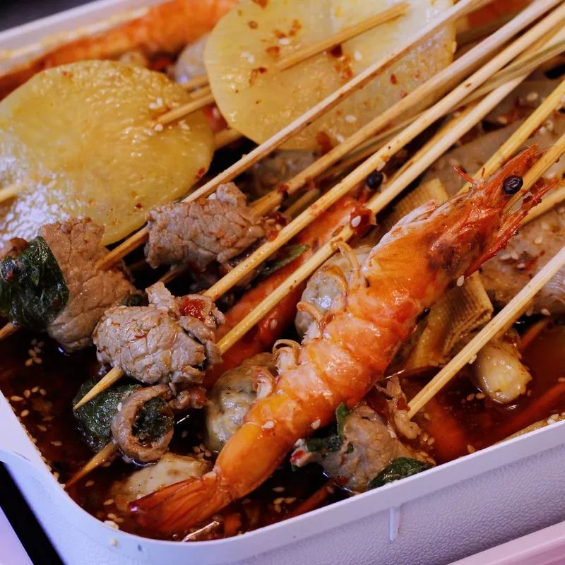 在家自制烧烤邻居家小孩都馋哭了,自己做辣条隔壁小孩都馋哭了