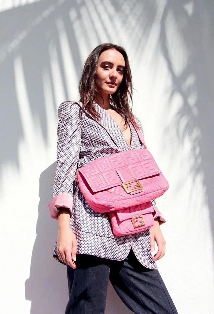 包包怎么斜挎背好看,大号包包怎么背出时尚感