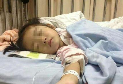 儿子患有泡泡龙疾病妈妈坚持治疗,男孩患罕见病妈妈照顾