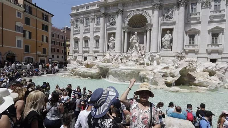 罗马男子出征在许愿池投三枚硬币,罗马许愿池投下3枚硬币是什么