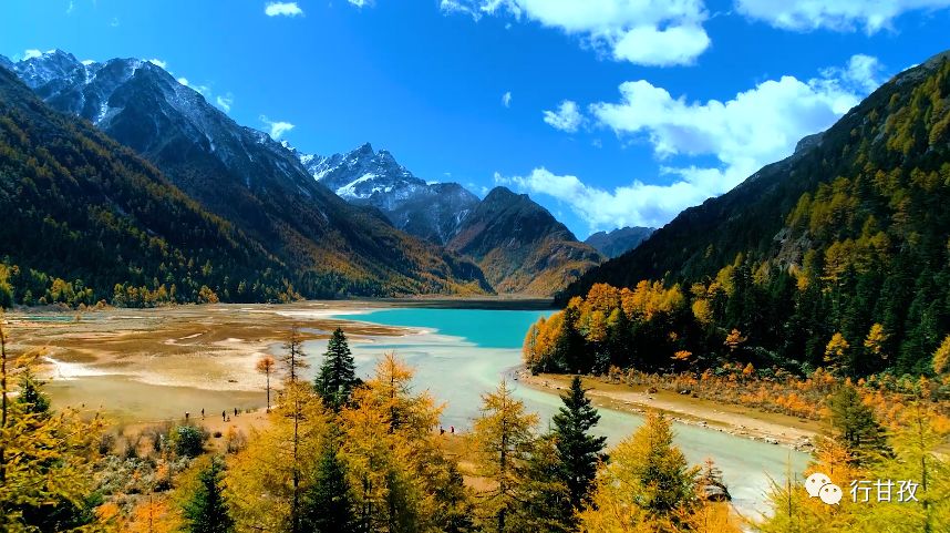 有人说,如果在10月错过了莲花湖,就相当于错过了整个秋天