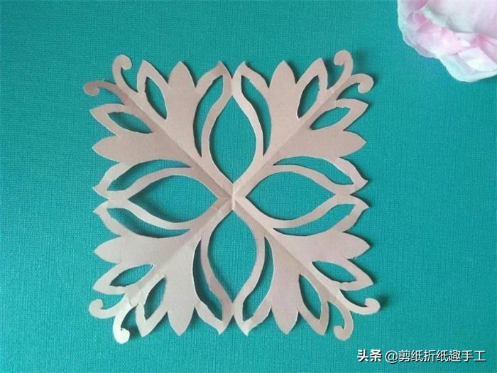 传统窗花的剪纸方法简单又好看,窗花的对称剪纸教程