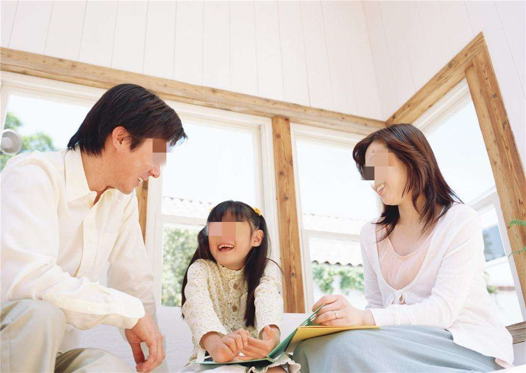 3岁女儿模仿爸爸“掏裤裆”，妈妈只乐不制止，几天后着急送医