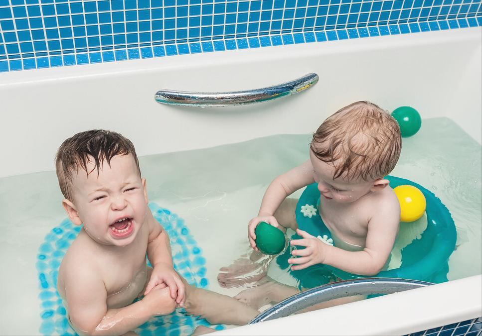 宝宝洗澡总爱哭闹水温是关键,宝宝洗澡总是哭闹得很凶