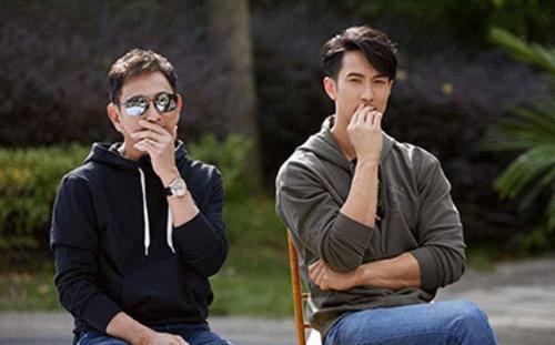 最年轻爸爸接女儿放学被认作情侣,最年轻爸爸接女儿放学被老师误会