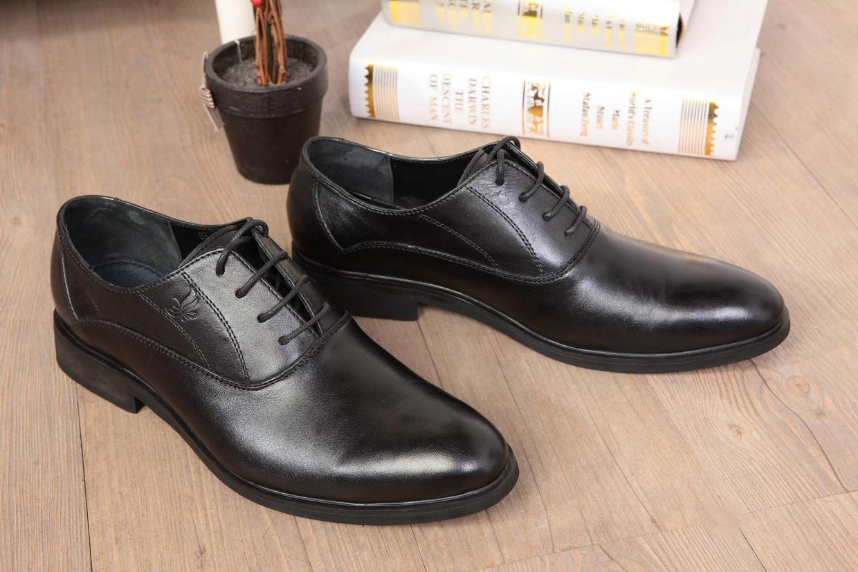 穿皮鞋磨破了脚抹什么东西,皮鞋被蹭掉一块皮怎么办