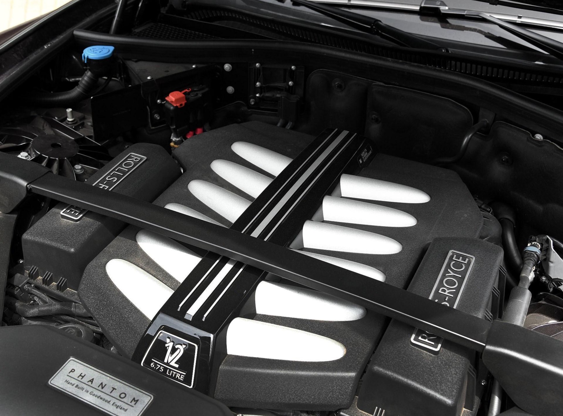 又一行政级豪车,配V12发动机、星空车顶、吧台、酒柜,要啥有啥