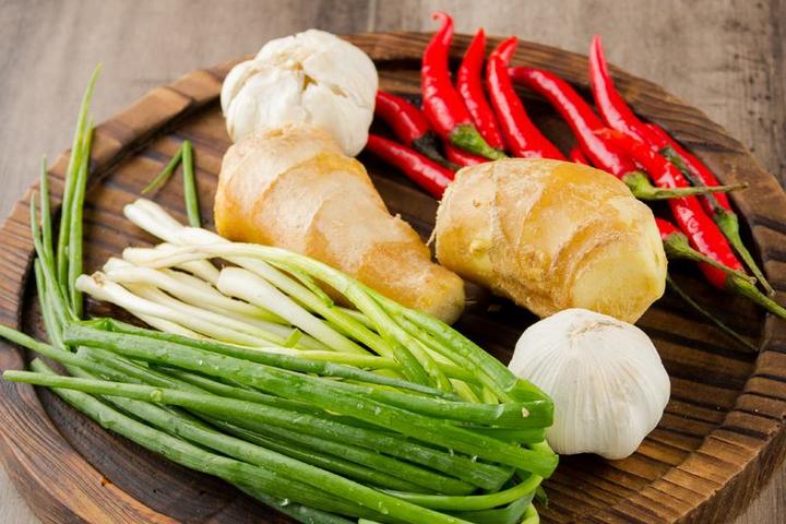 脸上严重干燥紧绷还起皮怎么办,脸上脱皮干燥紧绷刺痛如何缓解