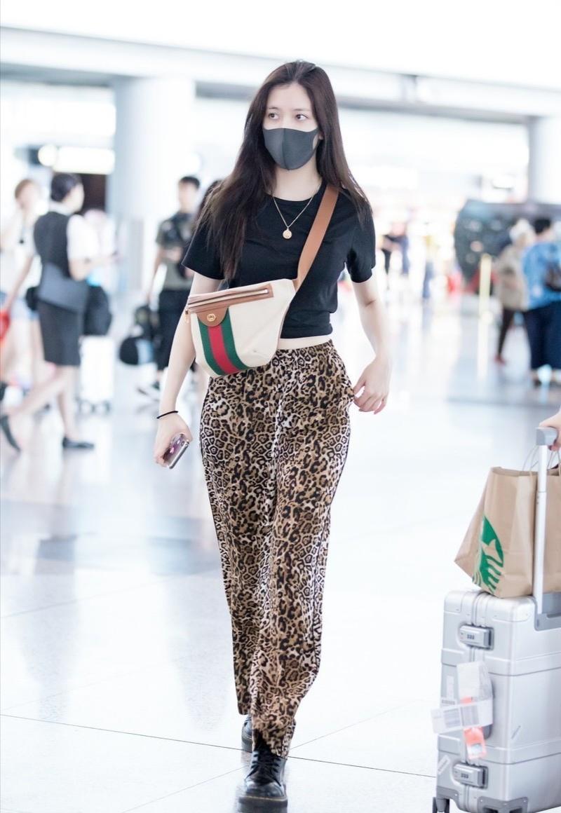 斜挎包包时髦且减龄,真正的时尚包包