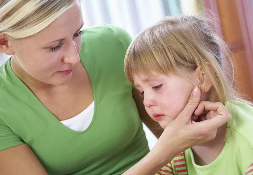 妈,同桌老是摸我,妈妈教科书式回答,让女儿远离恶爪