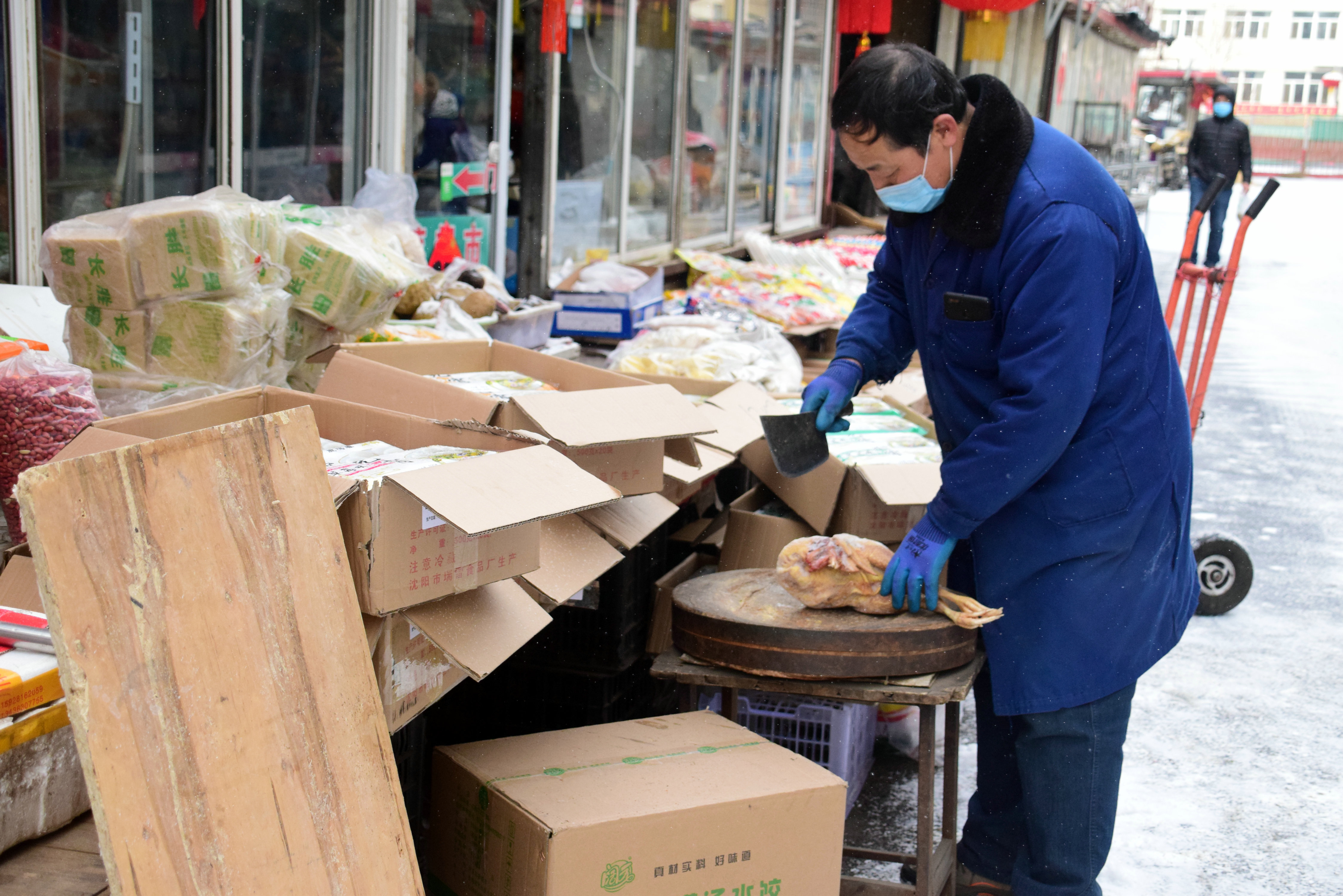 日伪时期一家瘟死俩儿子，老爹急红了眼，抄起碾棍去庙里打阎王爷