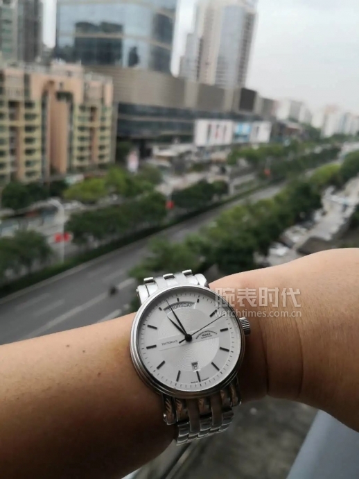 网友晒自己微信好友数量,网友晒1300手表