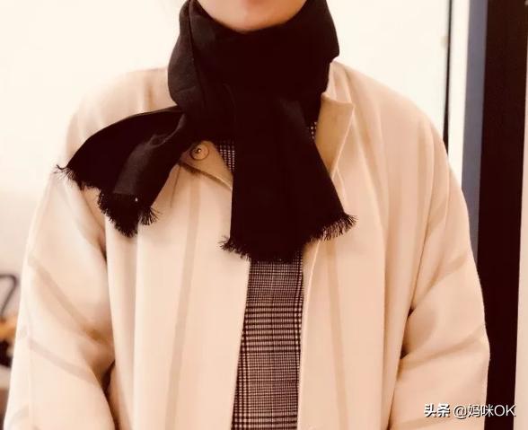 几种很火的围巾的新系法,比较短的围巾系大法