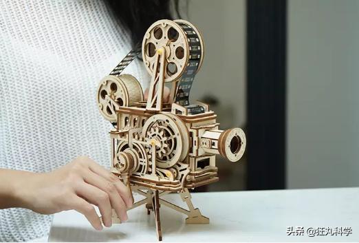 用老式胶片放映机改造投影过程,用木板拼出的老式电影放映机