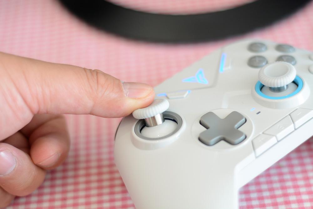 飞智黑武士2和xboxone手柄,飞智黑武士2和雷神g50手柄对比