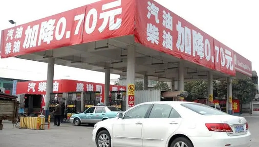 加油站油价低还送洗车服务,私人加油站为什么便宜有什么猫腻