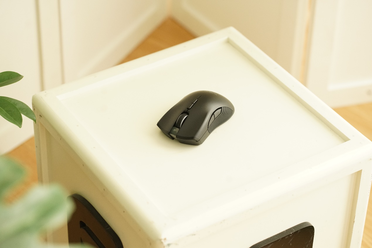 雷蛇曼巴眼镜蛇无线版鼠标开关键,雷蛇曼巴眼镜蛇无线版灯光