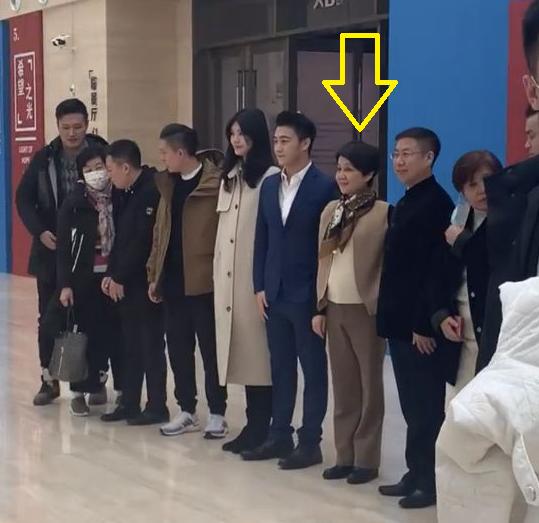 赌王四太跟孩子采访,澳门赌王四姨太梁安琪丝巾