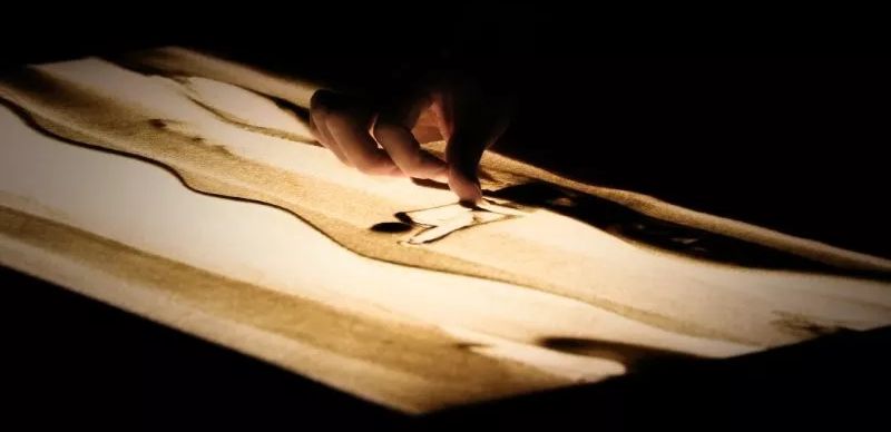 90后小伙手掌画画惊艳众人,神仙手男