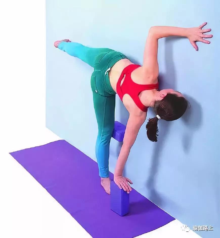 怎样用瑜伽砖矫正xo型腿,瑜伽矫正o型腿