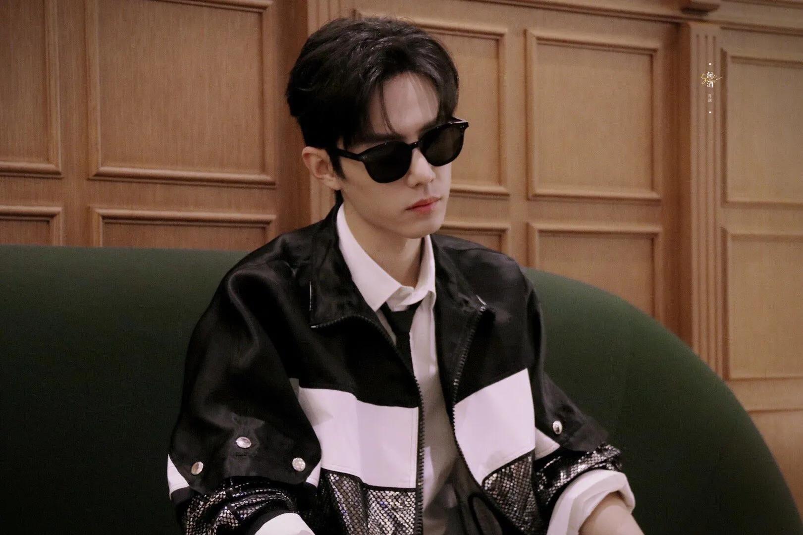 肖战戴金丝边眼镜,肖战金丝边眼镜