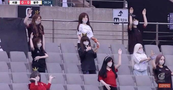 失去现场球迷呐喊助威声的足球赛，还有救吗？